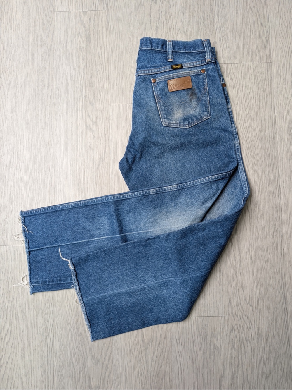 Vintage Wrangler 13MWZ Jeans Mens 34x30 Raw Hem Cowboy Cut Blue Denim Y2K